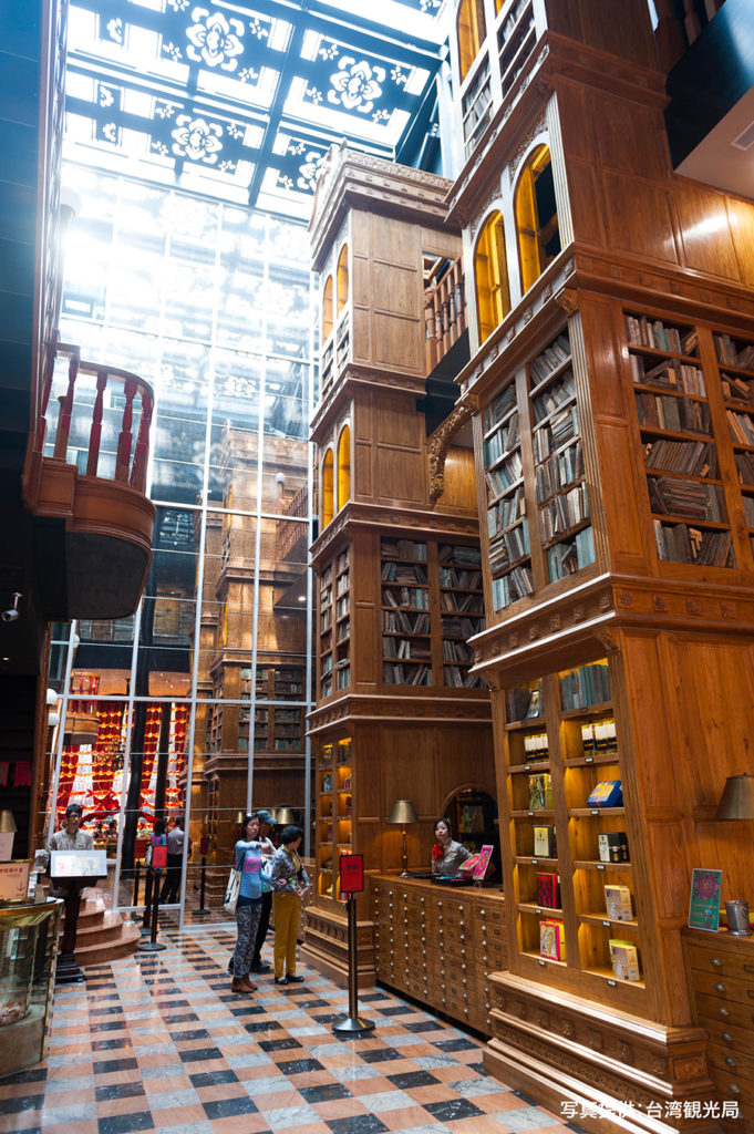 宮原眼科店内は、ヨーロッパの古い図書館のような内装