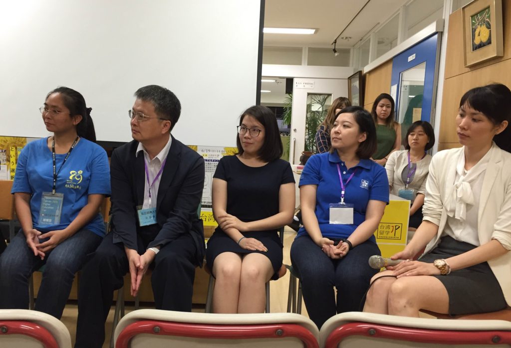 台湾の4大学の担当者が参加したパネルディスカッション。主催者である台湾留学JP代表長谷川さん（右端）による進行で、台湾の大学で学ぶ意義などを活発に議論。